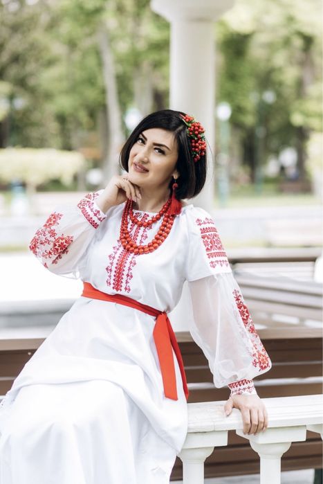 Модні вишиті плаття