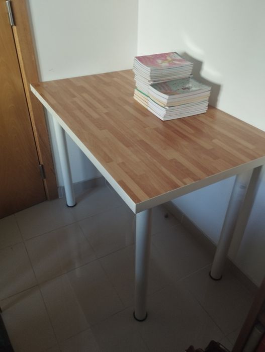 Mesa multiusos com pernas removíveis