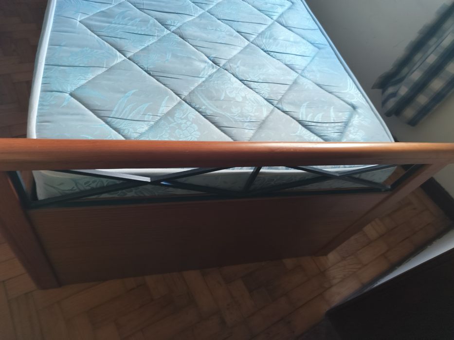 Quarto de jovem  em muito  bom estado . Cama individual com gaveta , camiseiro e guarda fatos.