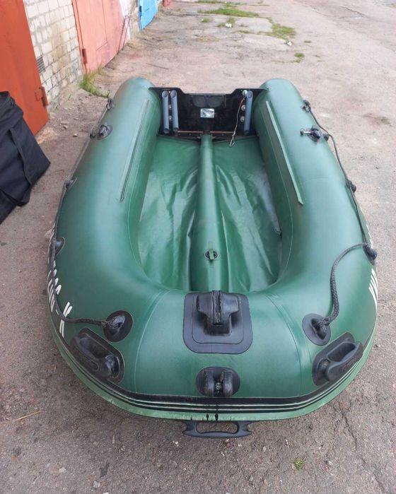 Продам лодку "Navigator ЛК-330" у відмінному стані