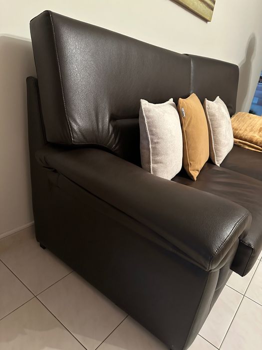 2 Sofás castanho escuro 190€