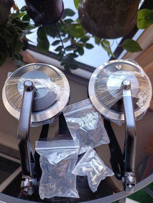 Vendo 2 conjuntos de espelhos Triumph estilo chopper