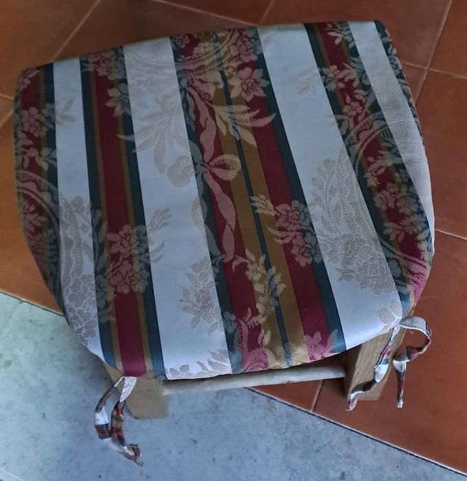 2 cortinados adamascados + 8 almofadas de cadeira