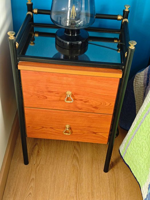 Cama de ferro com mesinhas cabeceira e cómoda