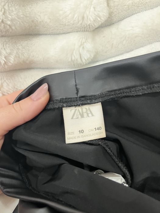 Calças pretas efeito vinil/plástico Zara Skiny | Tamanho 10 anos