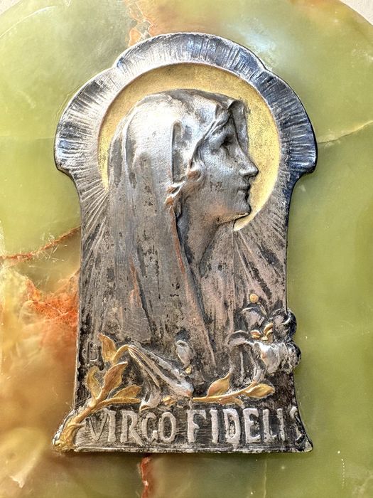 Fantástica antiga  Pia de Água Benta Arte Nova francesa “Virgo Fidelis” com banho em prata parcialmente dourada sobre alabastro verde
