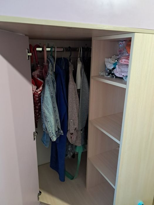 Дитяче ліжко з шафою і столом у гарному стані