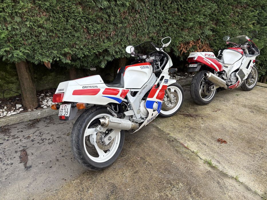 Yamaha FZR 600 azul e branca