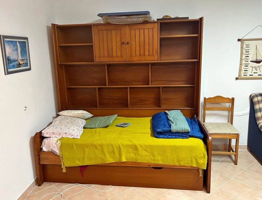 movel de madeira com armario embutido e camas