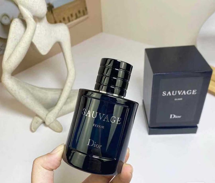 Dior Sauvage Elixir: Stylowe czarne opakowanie i charakterystyczna niebieska flakon