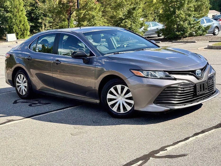 Toyota Camry Hybrid      2019