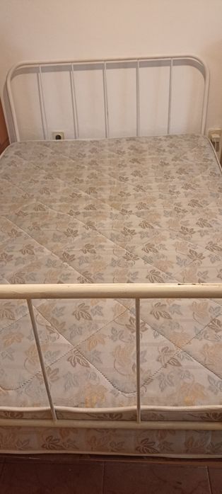 Cama e colchão em ótimo estado