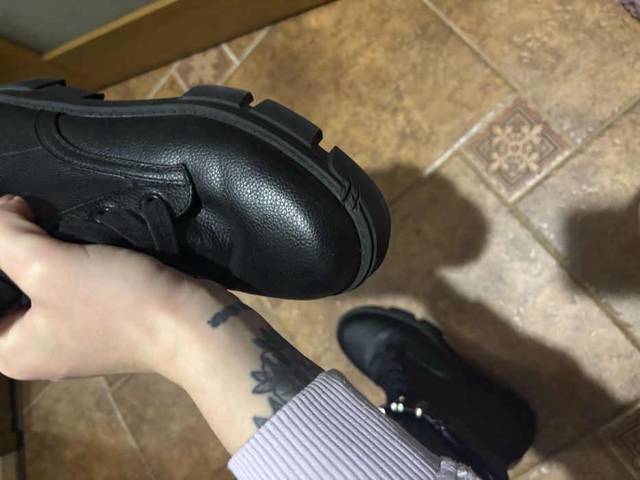 Ботинки фірми Guess