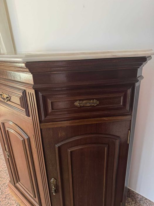 Conjunto de 1 espelho e 3 aparadores com a parte superior em mármore