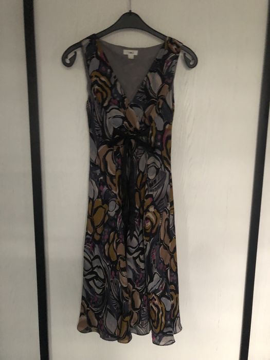 Kolorowa jedwabna butikiem sukienka letnia