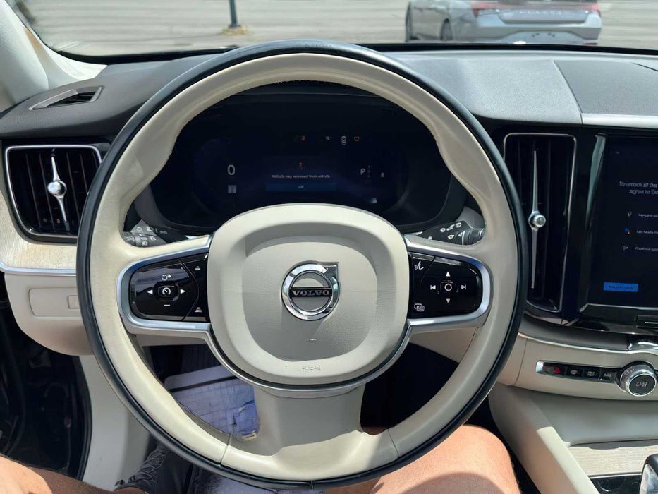 Volvo XC60 B5 Plus Bright Theme      2023