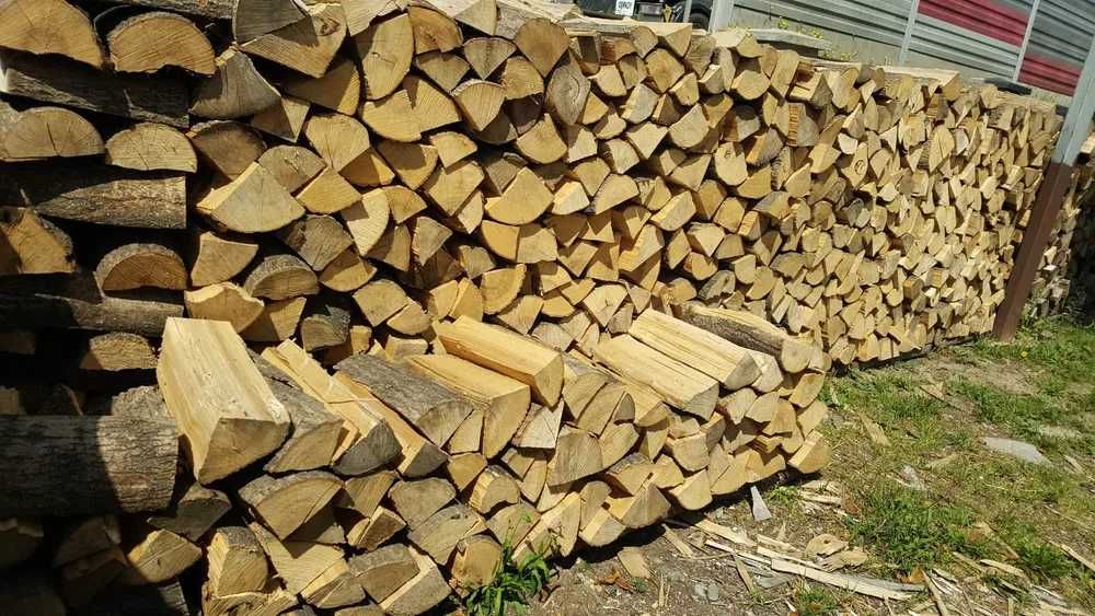 Pocięte i połupane drewno kominkowe / opałowe - Układane