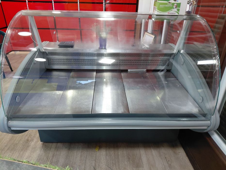 Холодильные витрины ,морозильный ларь Juka в очень хорошем состоянии..