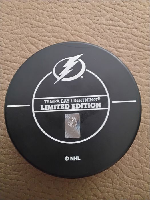 Puck Oficial NHL Tampa Bay Lightning – Edição Limitada Rara