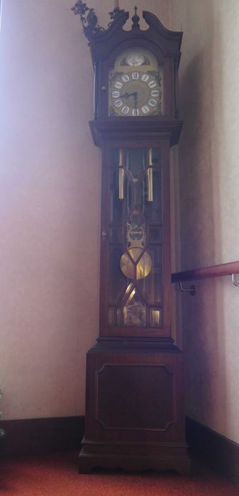 Relógio de pé alto e pêndulo, marca Tempus Fugit