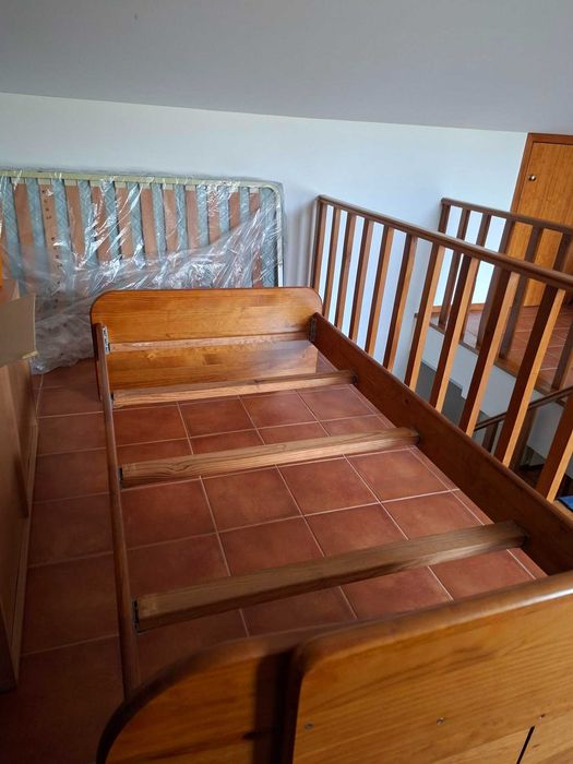 Cama de Solteiro em Pinho Maciço + Estrado e Colchão