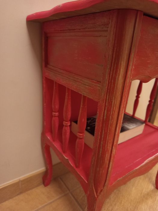 Mesinha de cabeceira quarto menina