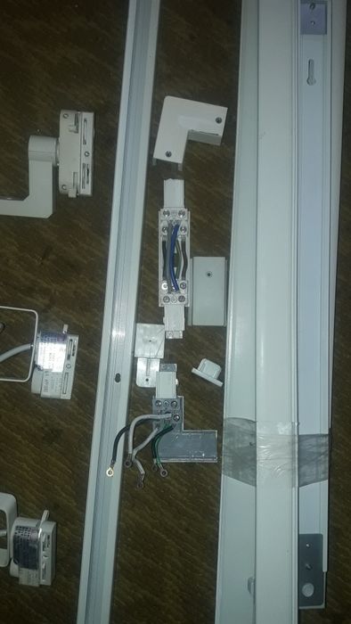 Трекові 3х фазні накладні світільніки.