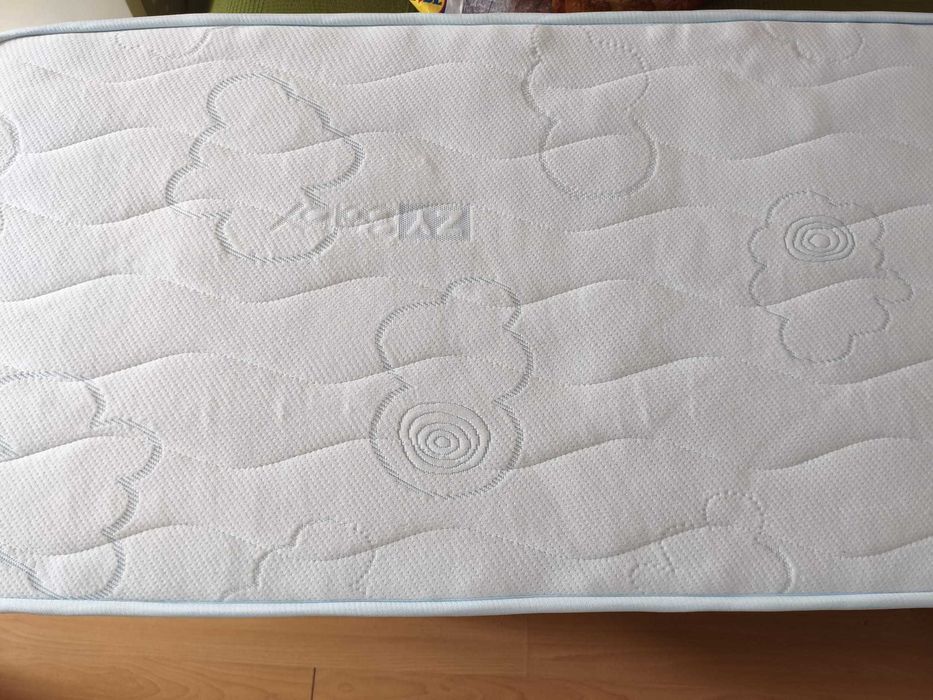 Berço bebé Sundvik cinza + colchão Zippy com pouco uso
