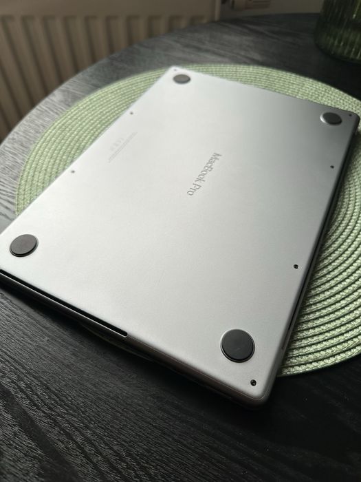 Macbook pro 14 cali 2021
