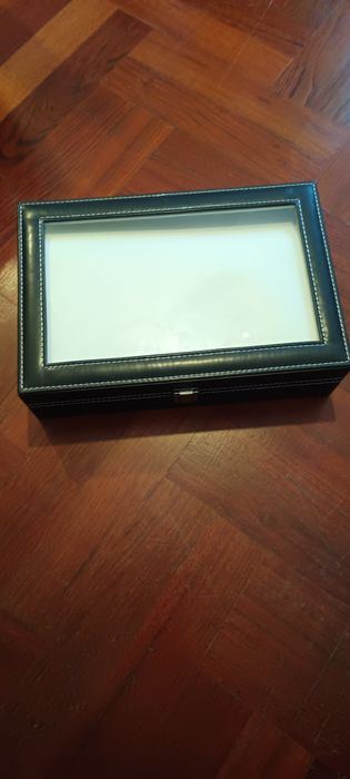 Caixa para 12 relógios