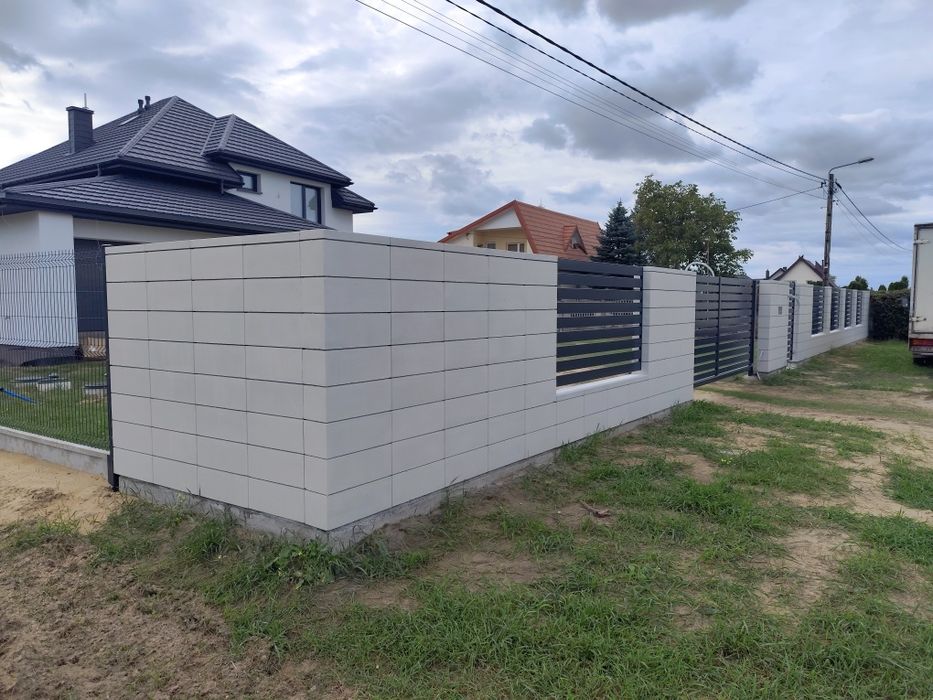 Nowoczesne ogrodzenie Joniec snow  przęsła brama  Montaż bloczek biały