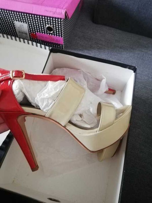 Sandálias creme e vermelhas