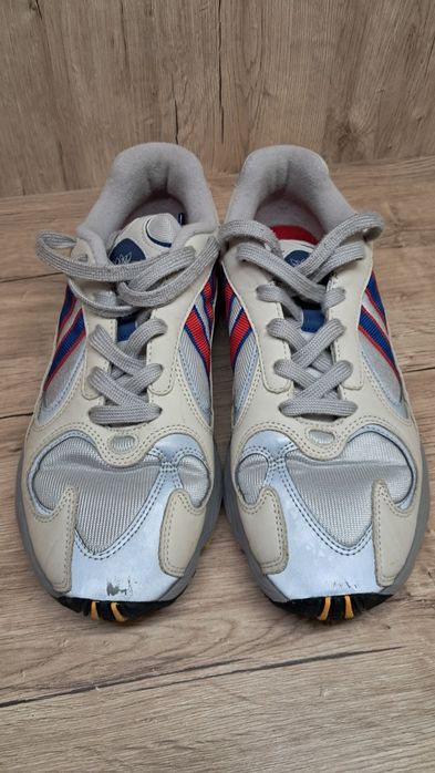Кросівки adidas.