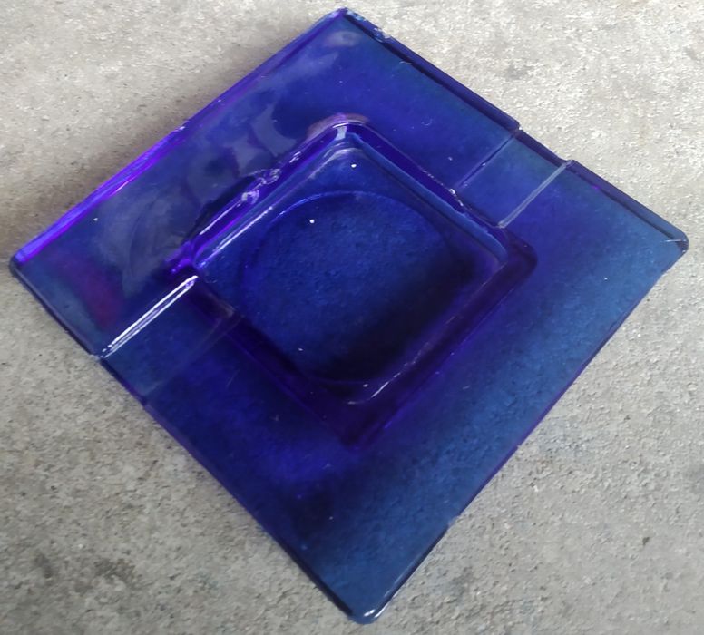 Frascos e cinzeiro de farmácia antiga em vidro azul cobalto