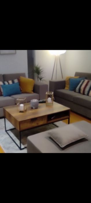 Mesa de centro com gavetas