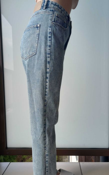 Niebieskie jeansy z wysokim stanem