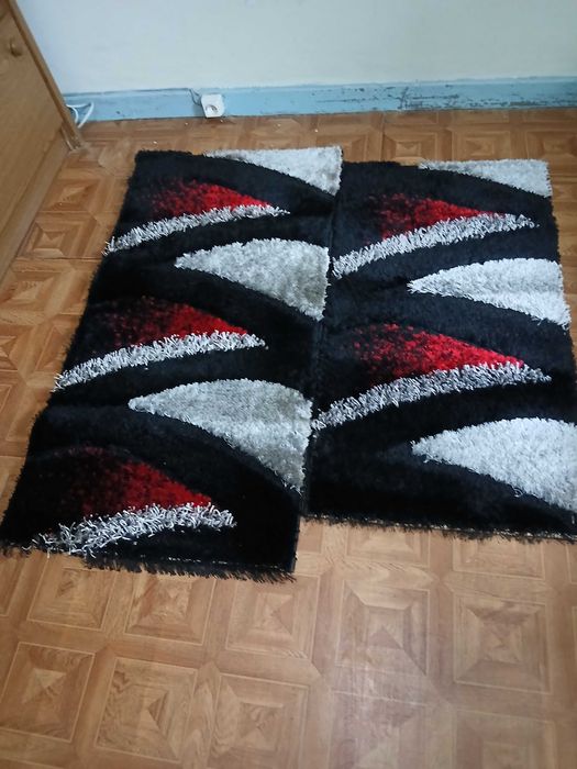 Tapetes de quarto, em tons de preto, cinzento e vermelho