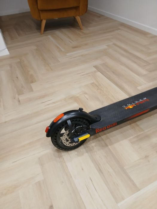 Hulajnoga elektryczna red bull