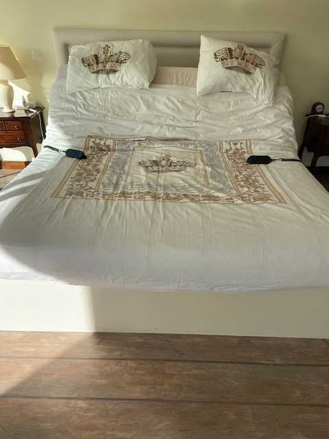Cama articulada King size de marca Auping com 2 comandos.