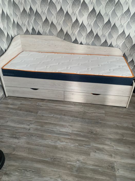 Односпальне ліжко з матрацом