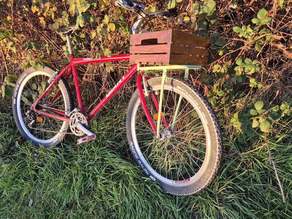 Retro commuter Giant. Drewniana skrzynka. Przedni bagażnik.