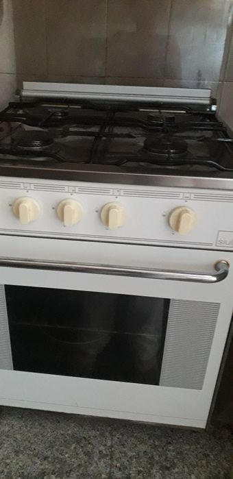 Fogão a gás companhia e bilha e móveis de sala