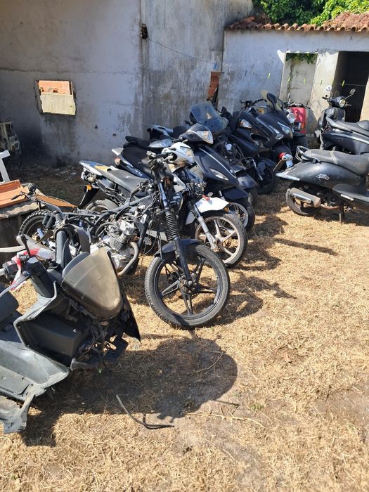 Várias motas para peças