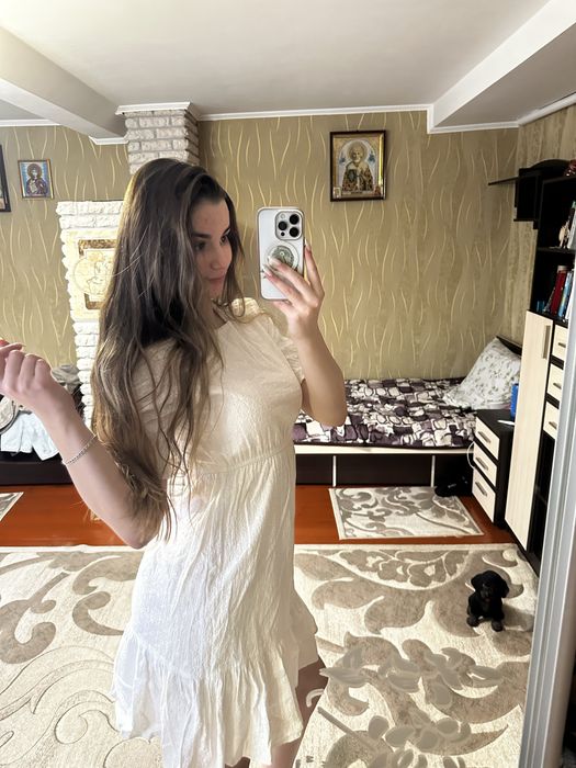 Біла легка сукня