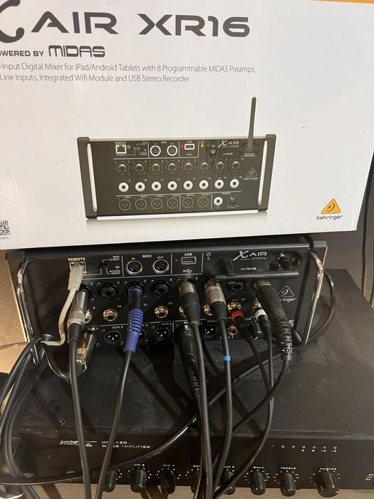 Bateria , microfone, mesa de som