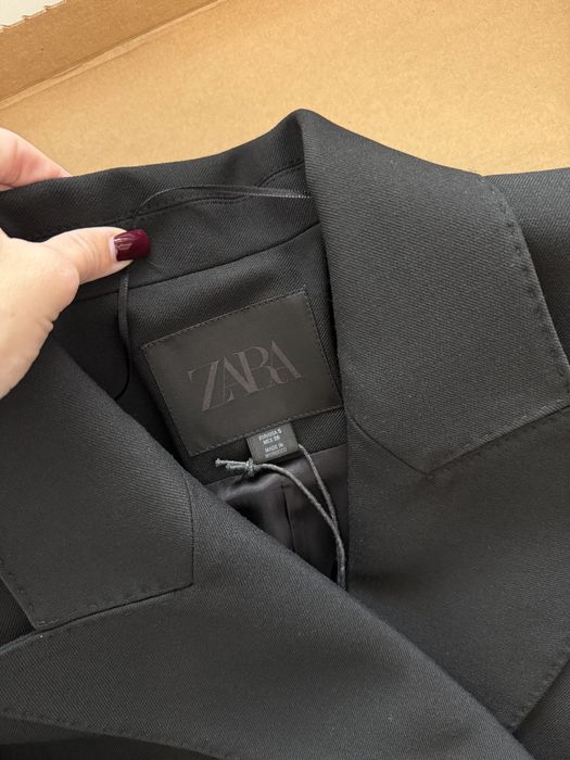 Приталена сукня-блейзер від Zara