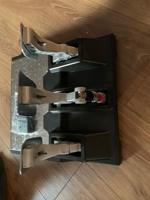 Pedały do PS5 Thrustmaster