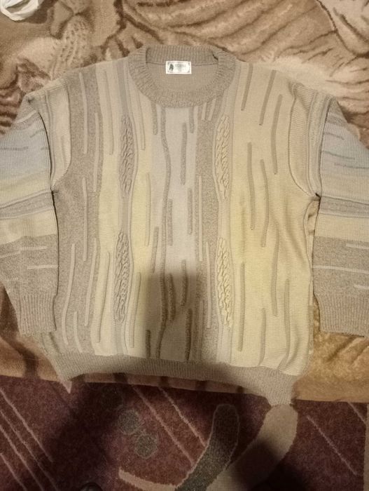 Свитера и безрукавка.