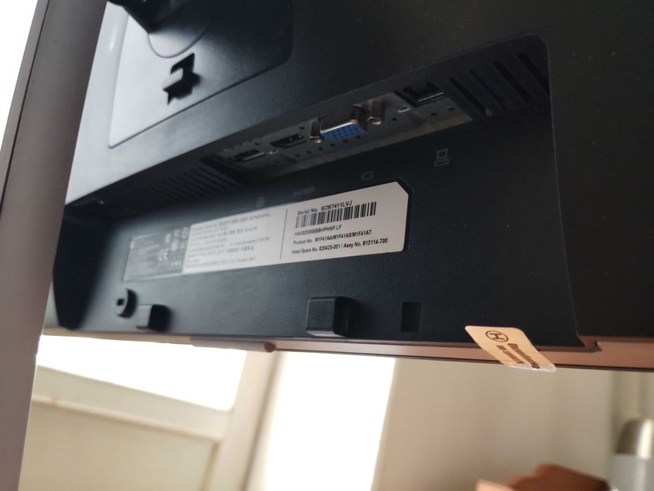 Порти: HDMI, Mini DisplayPort, USB-хаб (2 порти). HP EliteDisplay E202 (діагональ 20 дюймів, роздільна здатність 1600×900, частота 60 герц.