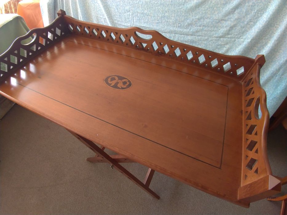 Mesa em madeira maciça